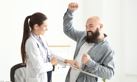 Paciente celebrando resultados positivos de salud