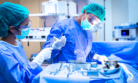 Equipo quirúrgico durante procedimiento médico